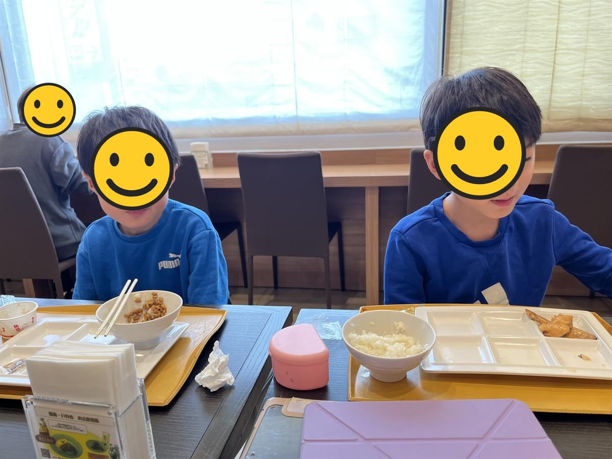 スーパーホテル福島・いわきの無料朝食バイキングで納豆ごはんを食べる小学生2人