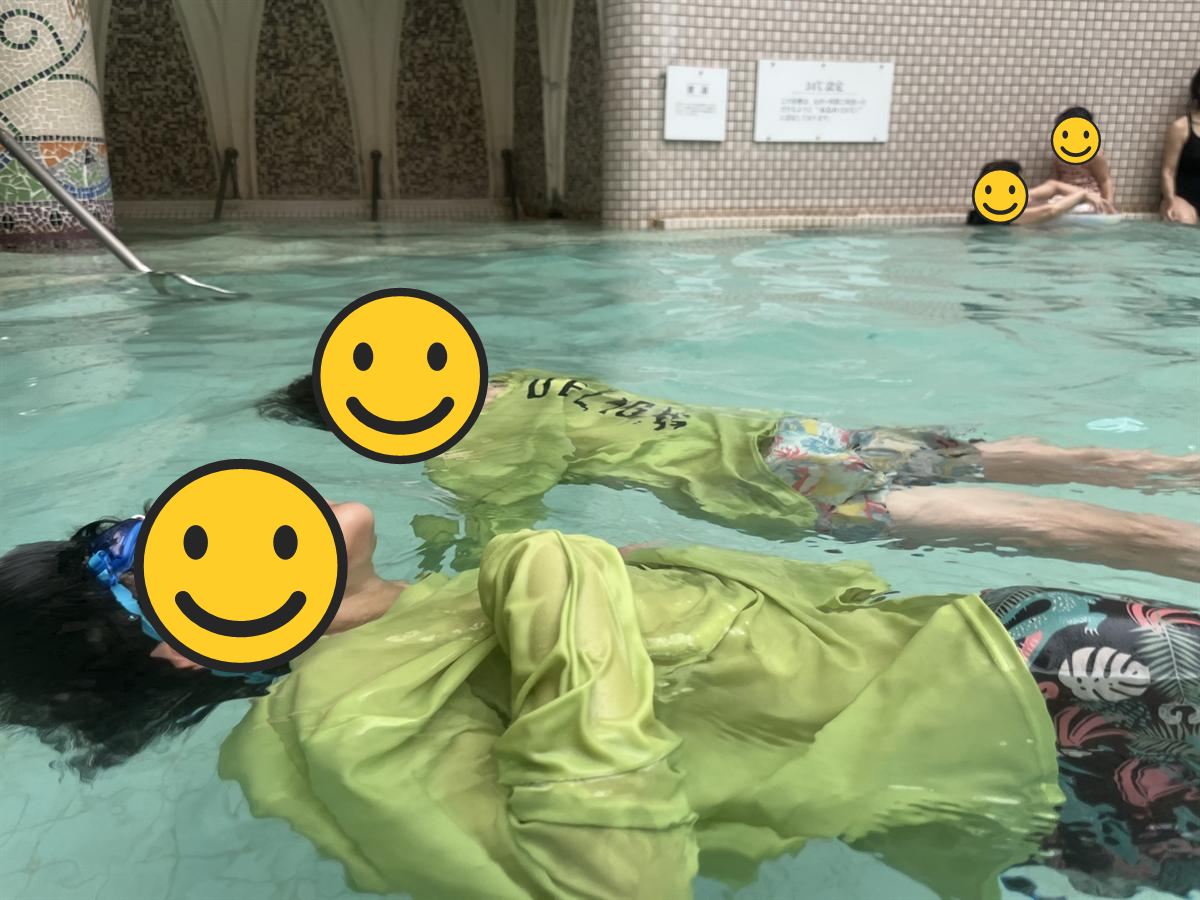 ハワイアンズの大プールで仰向けに浮かぶ小学生2人