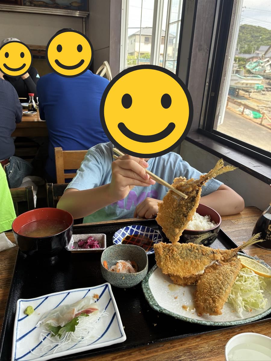相浜亭のアジフライ定食を箸で持ち上げるこども