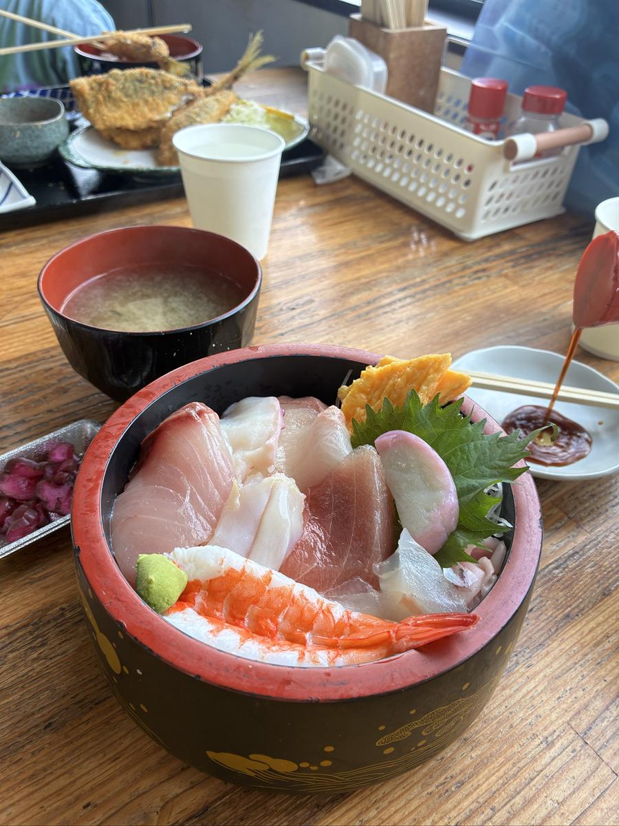 相浜亭の海鮮丼。ぶり、鯛、まぐろ、甘えび、玉子焼きがのっている