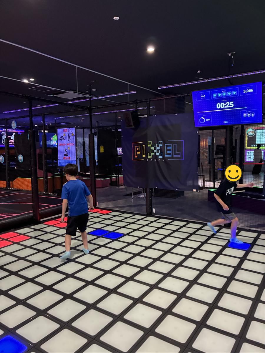PIXELの白く光る床の上を駆ける子ども。スコアボードには3,066点と表示されている