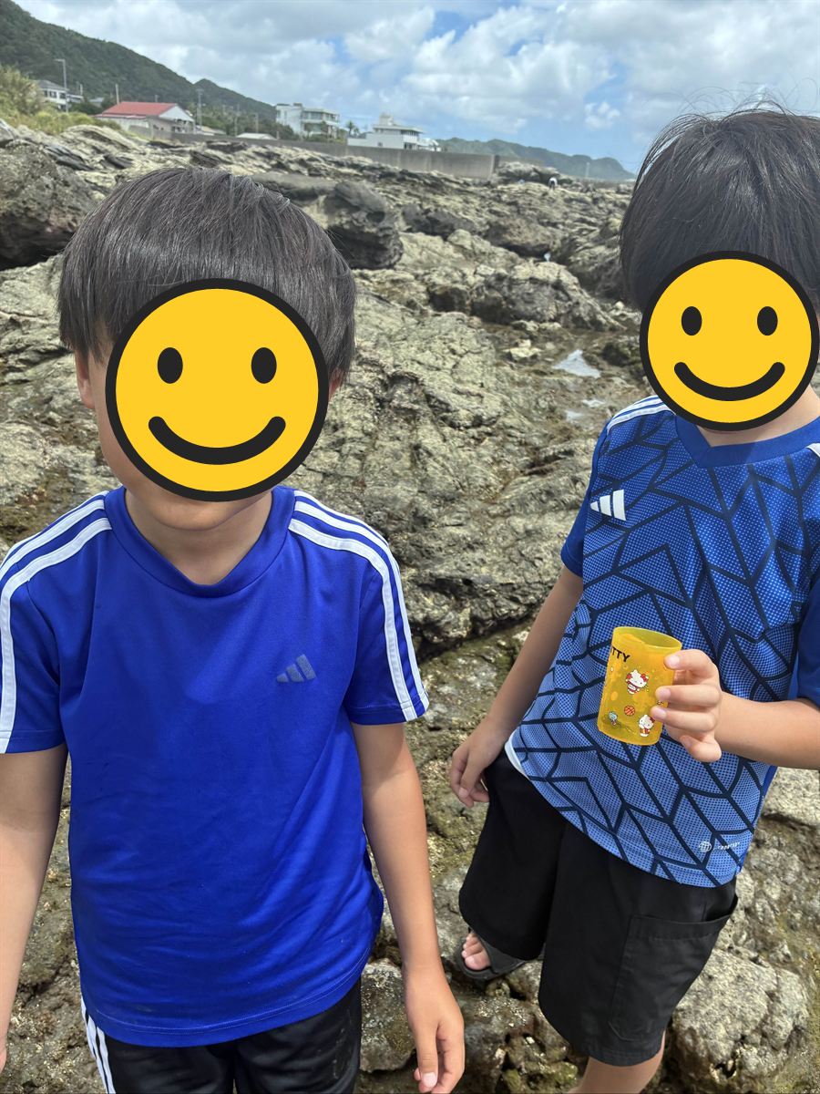 漁港食堂だいぼの目の前の岩場で遊ぶ子ども2人