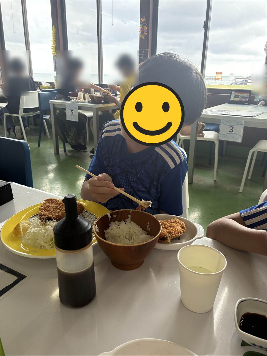 定食と大きな器のごはんを前にした長男