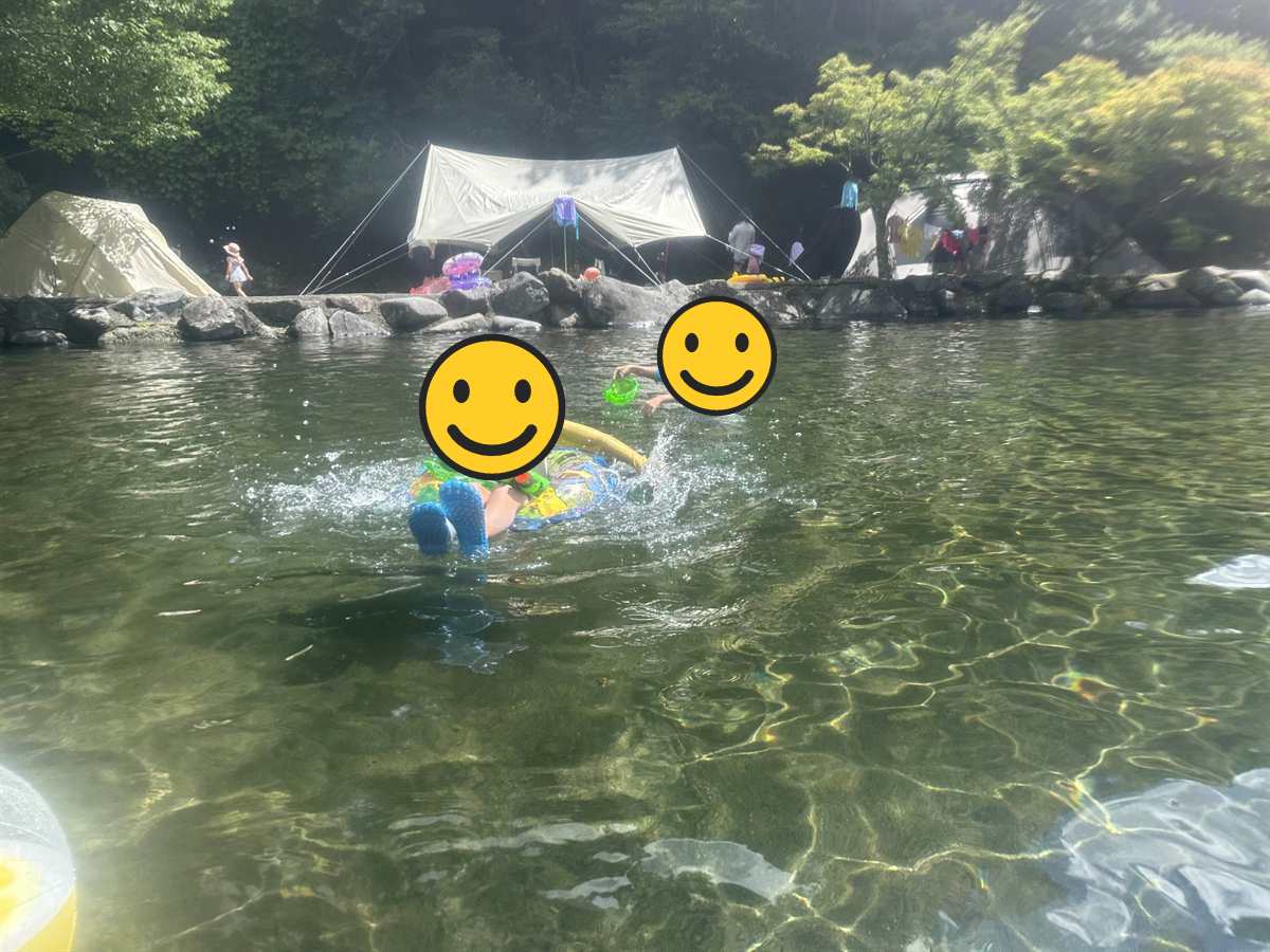 道志の森キャンプ場のプールで浮き輪と水鉄砲で遊ぶ子ども2人