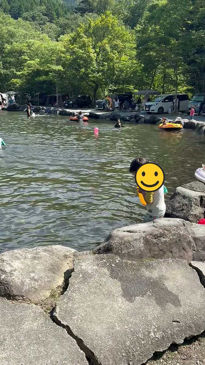 道志の森キャンプ場のプール。対岸にタープとテントと車がびっしり並んでいる