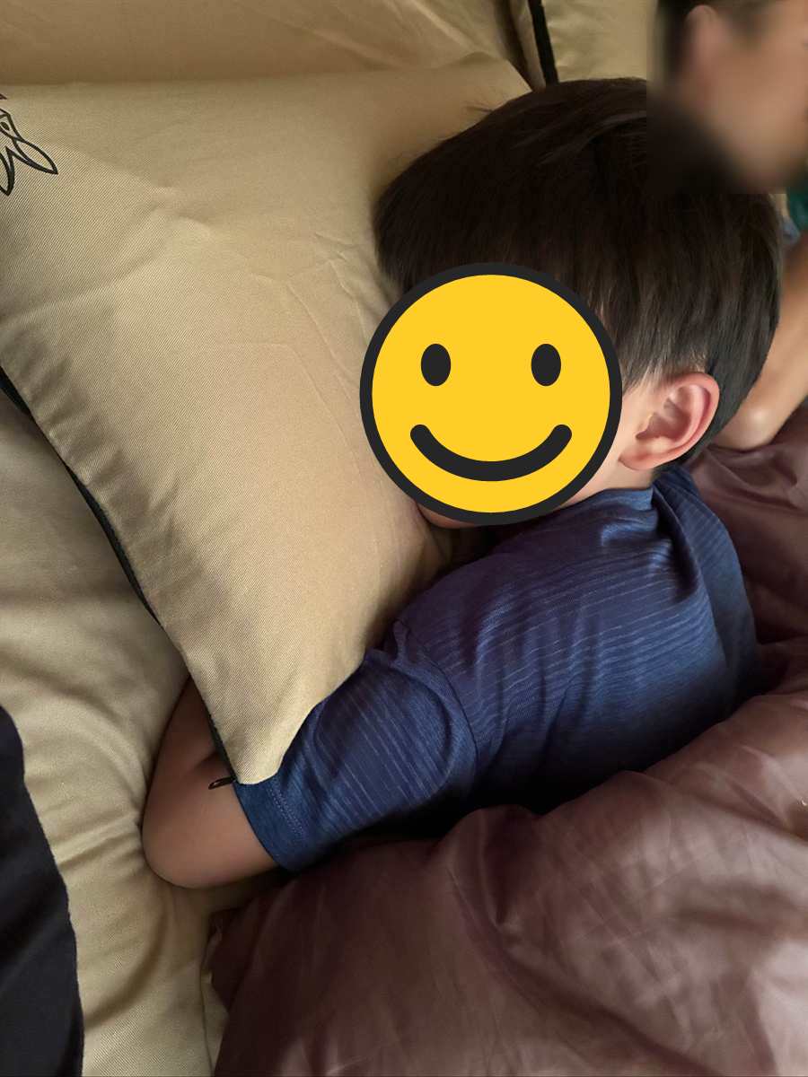 道志の森キャンプ場のテントの中で眠っている子ども