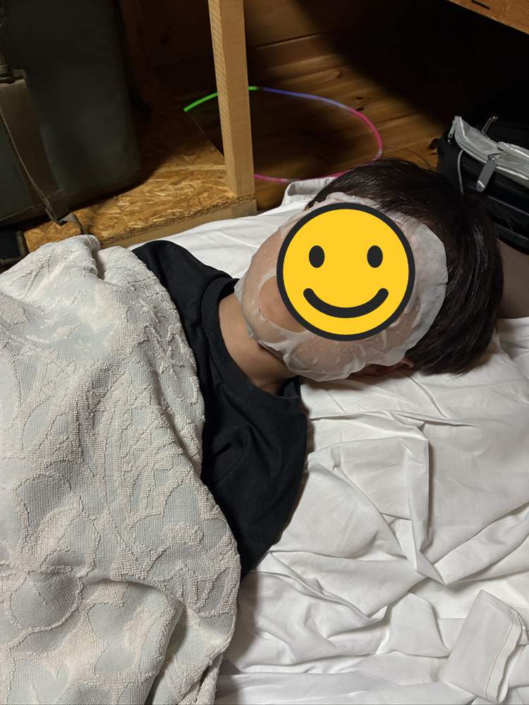 フェイスパックを貼ったまま眠る子ども