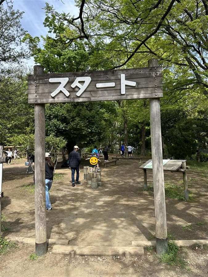 平和の森公園フィールドアスレチックの「スタート」と書かれた木製ゲート