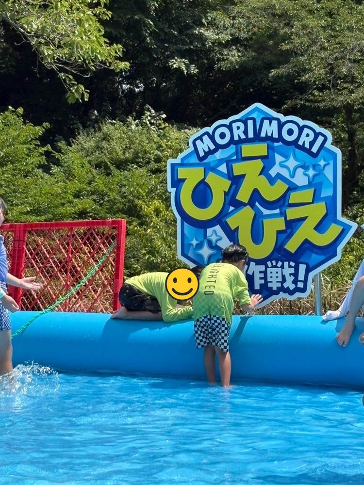 MORI MORI ひえひえ作戦の看板と、巨大なエア遊具のプール