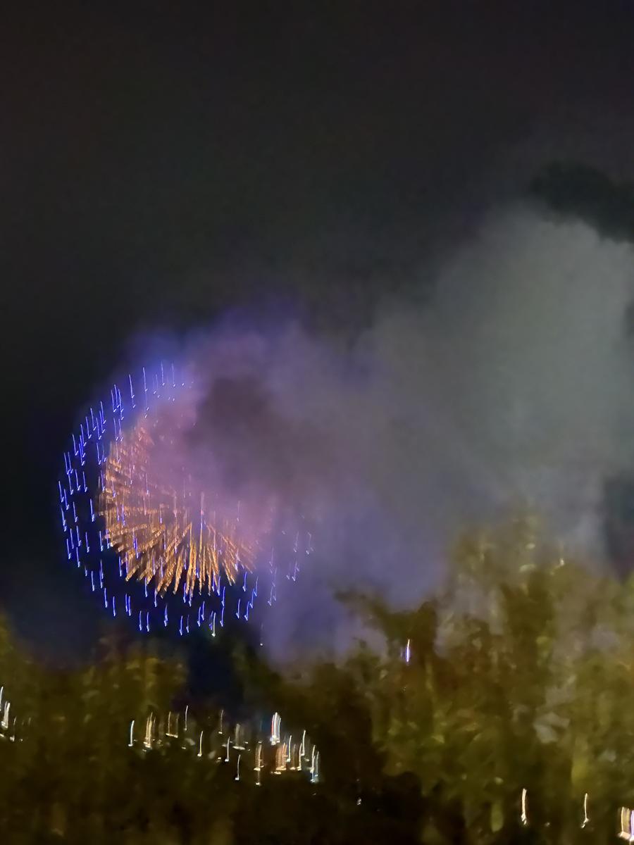 青と金色に開く報湖祭の打ち上げ花火
