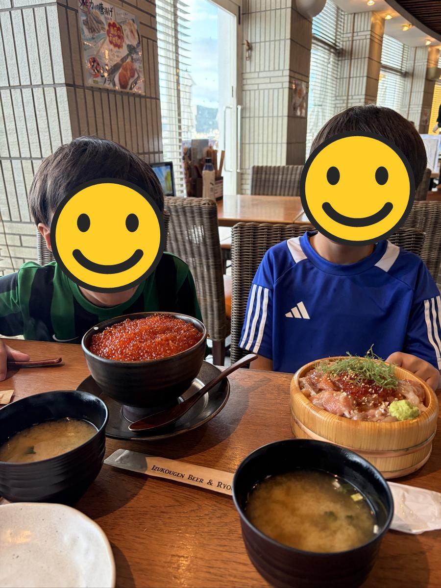いくら丼と海鮮の漬け丼を前に口を開けた兄弟
