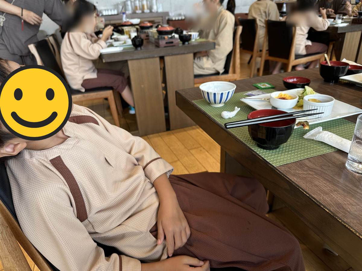 朝食を食べ終えて椅子で反り返る次男