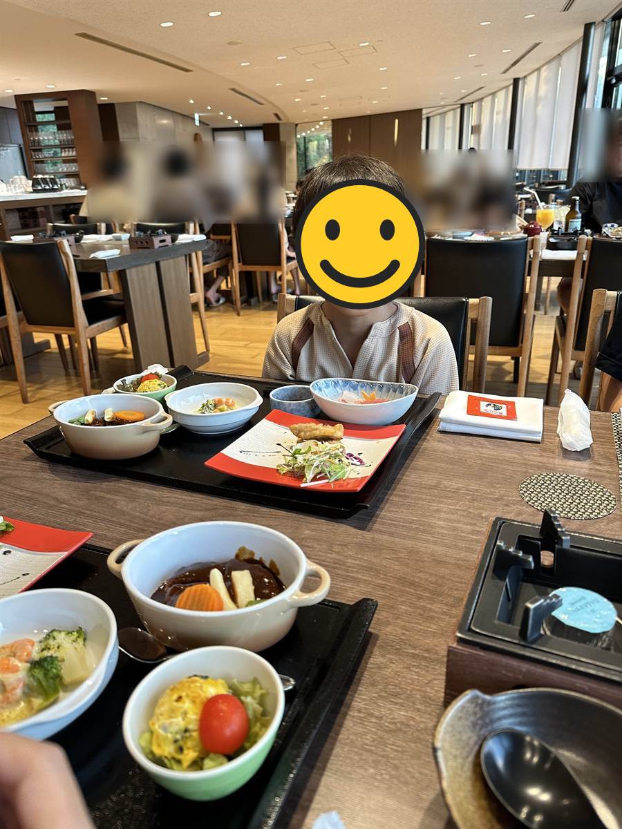 天井の高いレストランに並べられた夕食のお膳