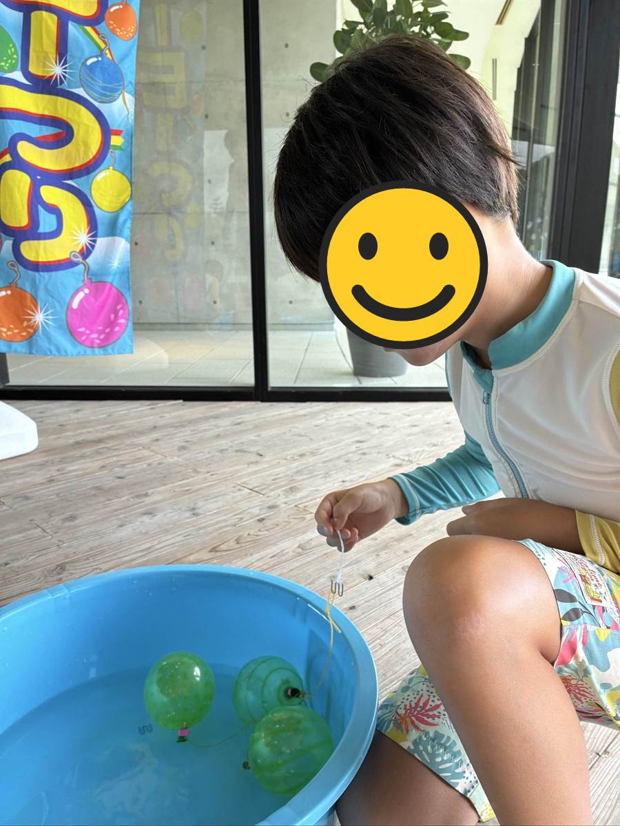 青いたらいに浮かぶ水ヨーヨーを釣る次男