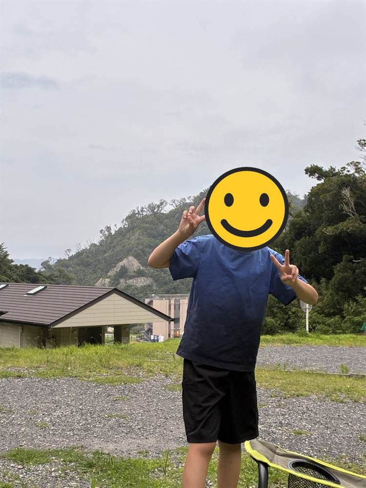 キャンプマナビスの場内の広場と背後の山