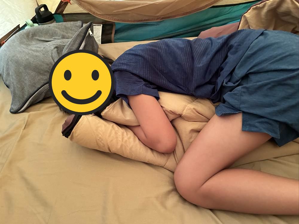 スポットクーラーを入れたテントの中で眠るこども