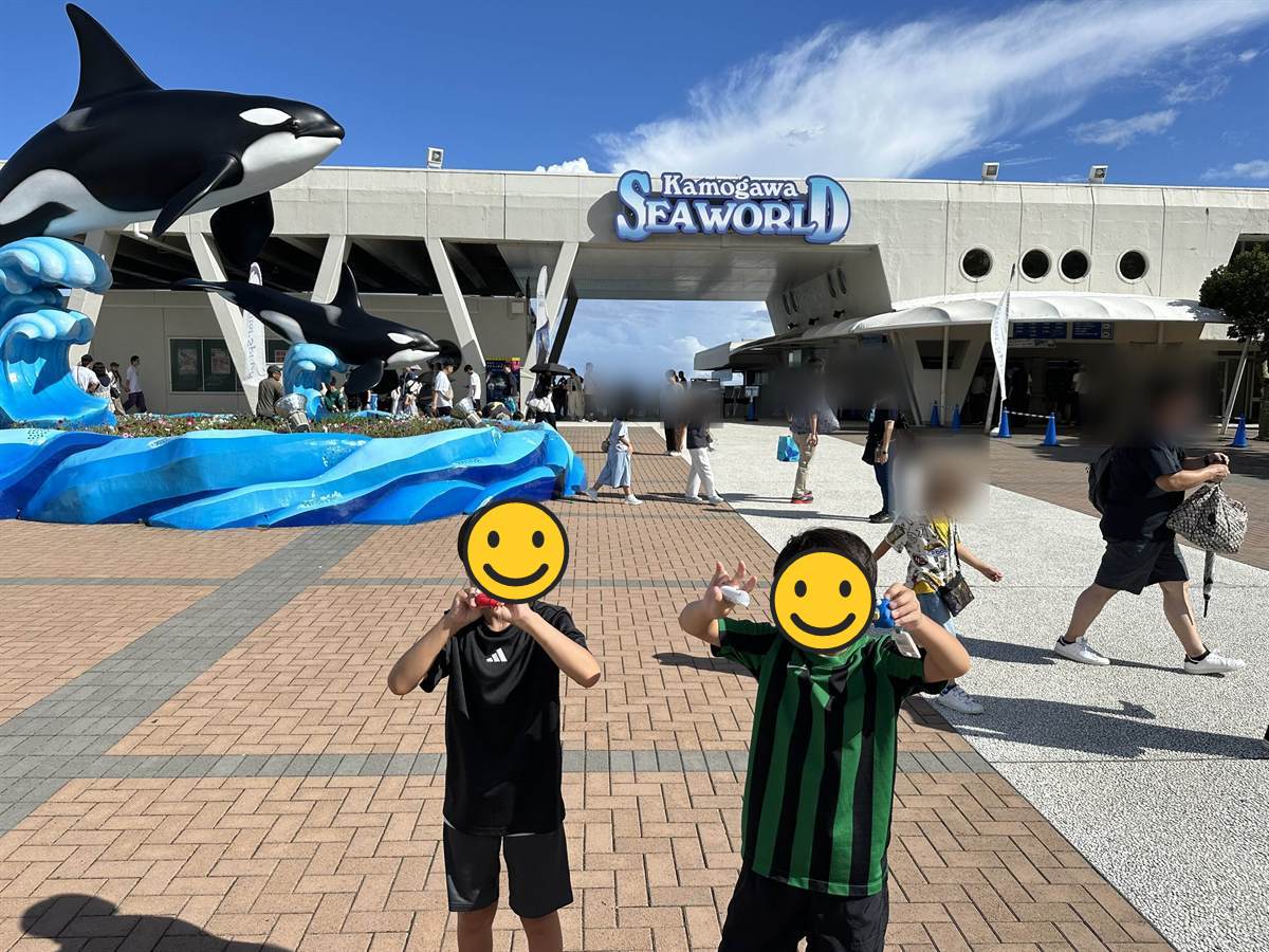 鴨川シーワールドの入口でポーズをとる子ども2人