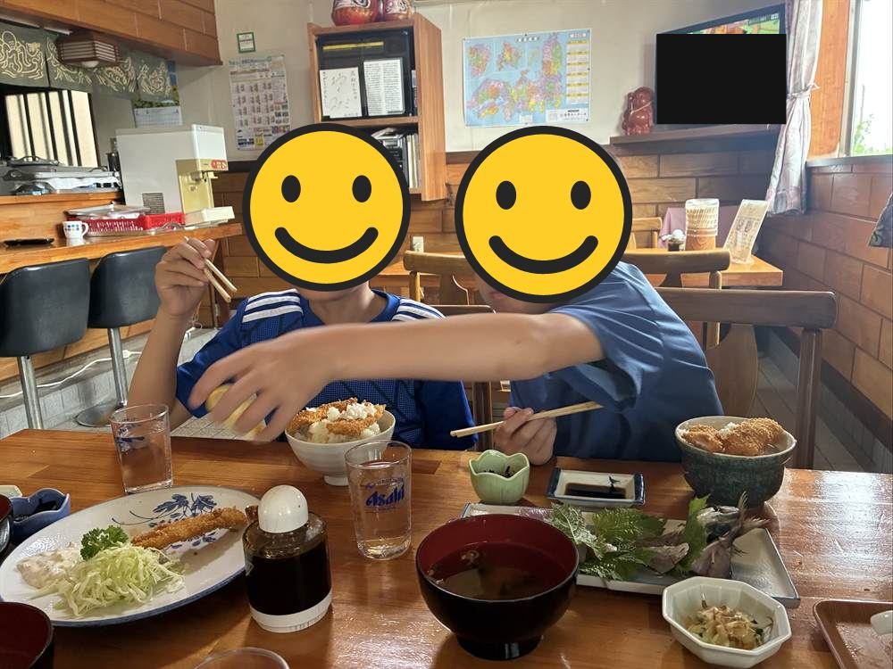 食堂ひでのテーブルに並んだフライ丼と刺身とアジフライ
