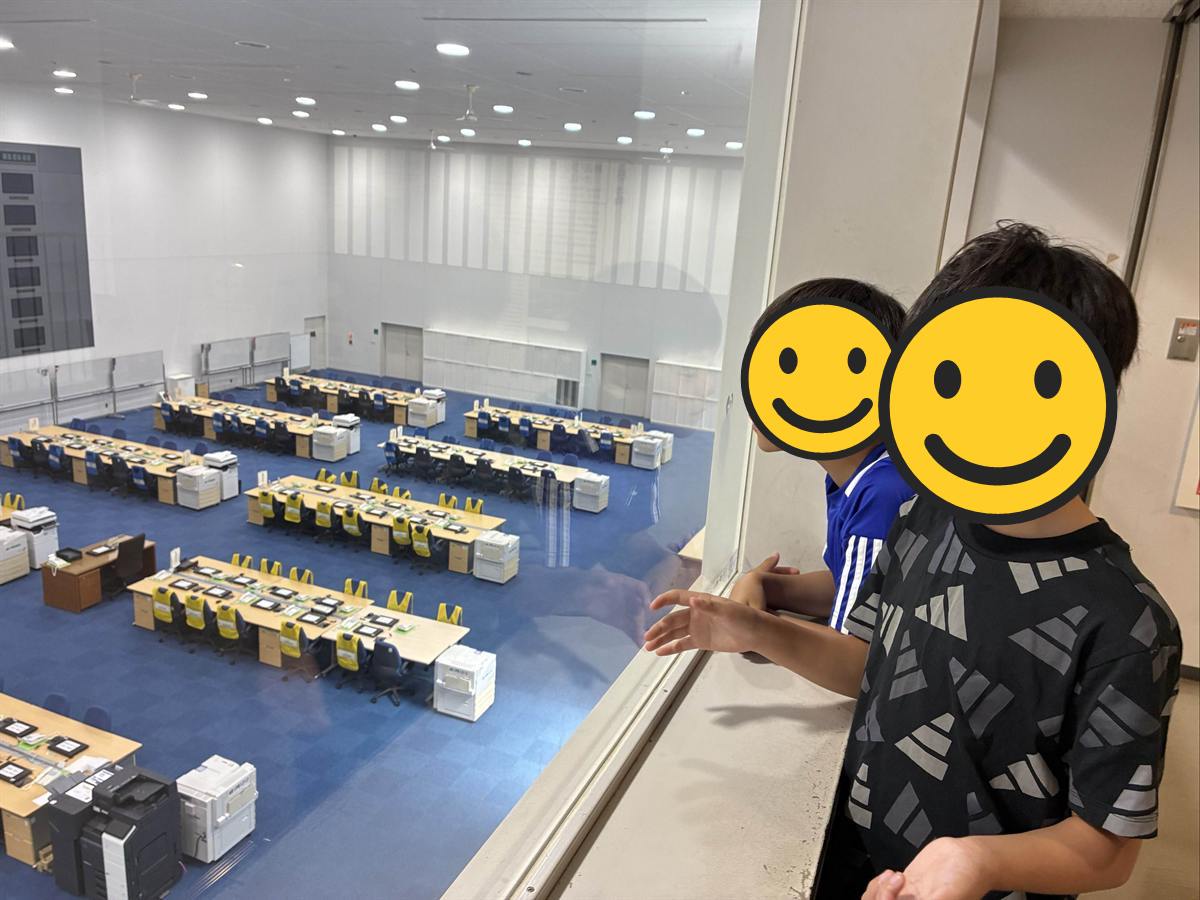 そなエリア東京のオペレーションルームをガラス越しに見下ろす子ども2人
