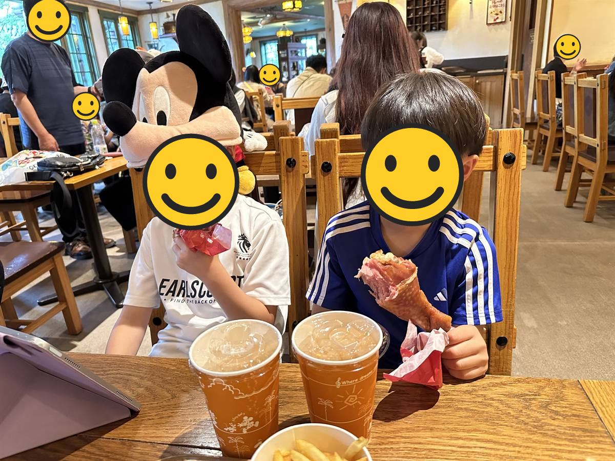 レストランで骨付き肉にかぶりつく子ども2人とポテト