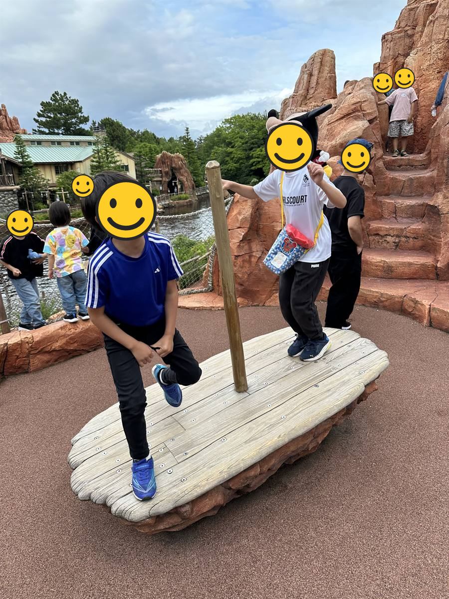 トムソーヤ島のいかだの遊具に乗って遊ぶ子ども2人