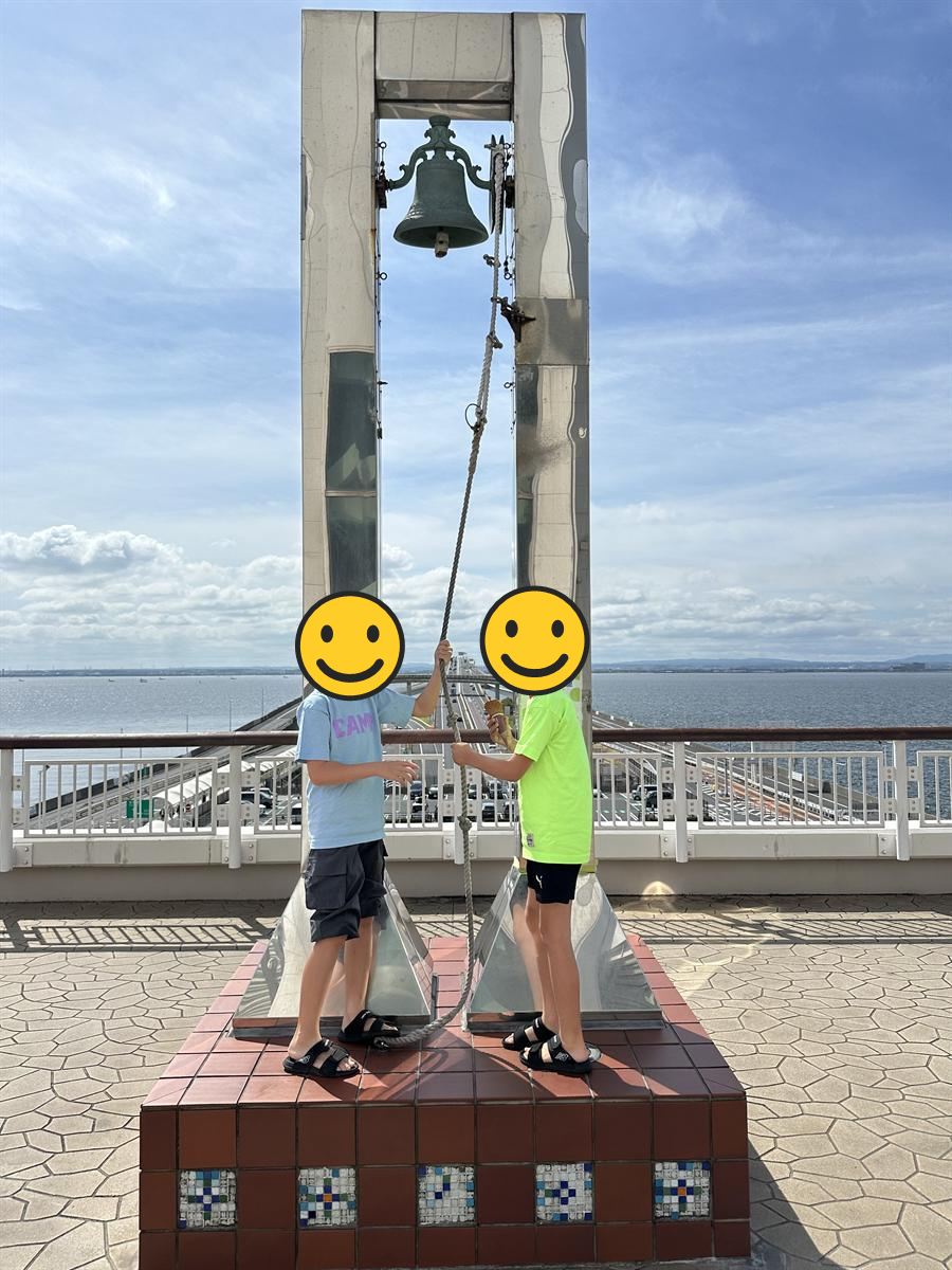 海ほたるの鐘のロープを2人で引くこどもたち