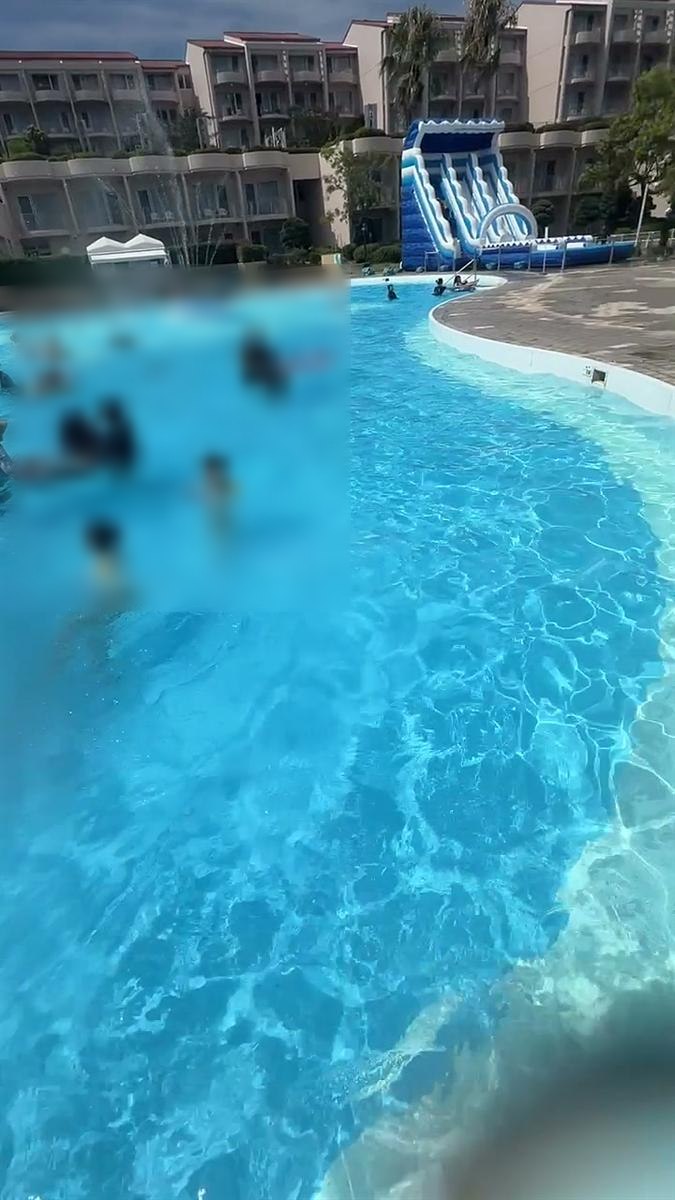 ヤシの木と南欧風の建物に囲まれたエクシブ伊豆のアウトドアプール