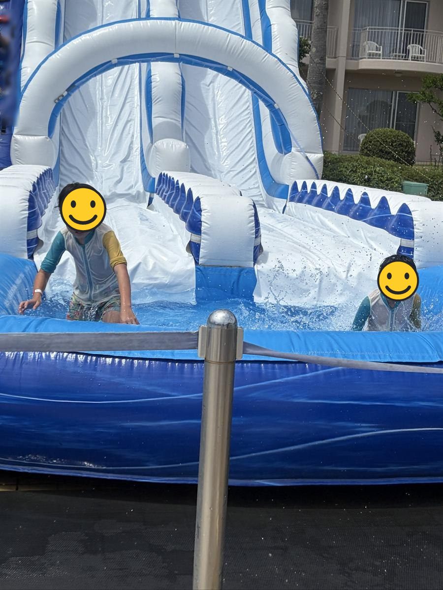 スライダーから水に着水した兄弟