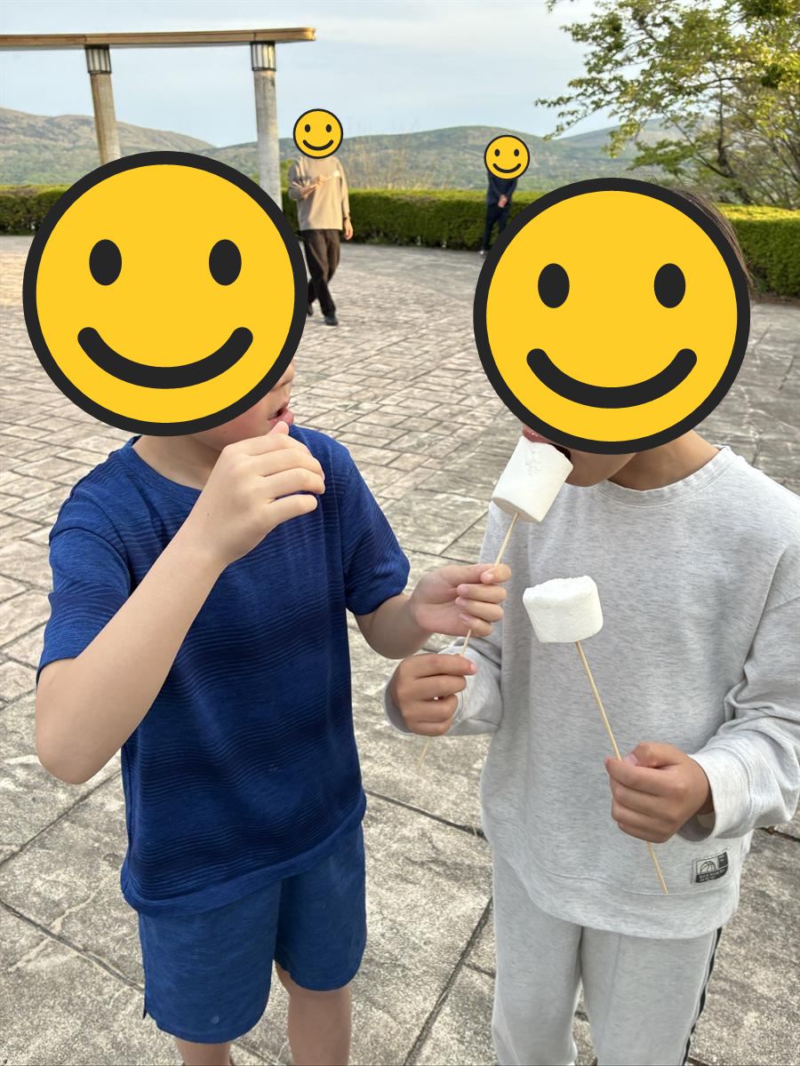 焼きたてのマシュマロを食べる子どもたち