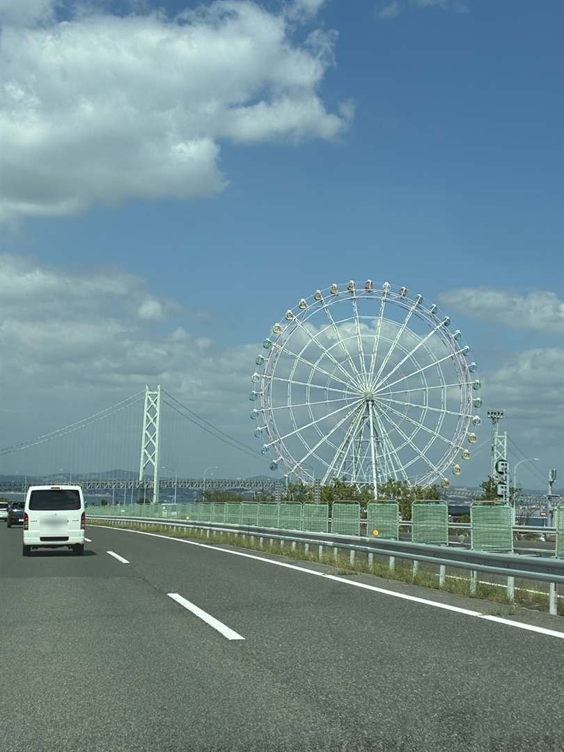 高速道路から見た明石海峡大橋と、淡路SAの大観覧車