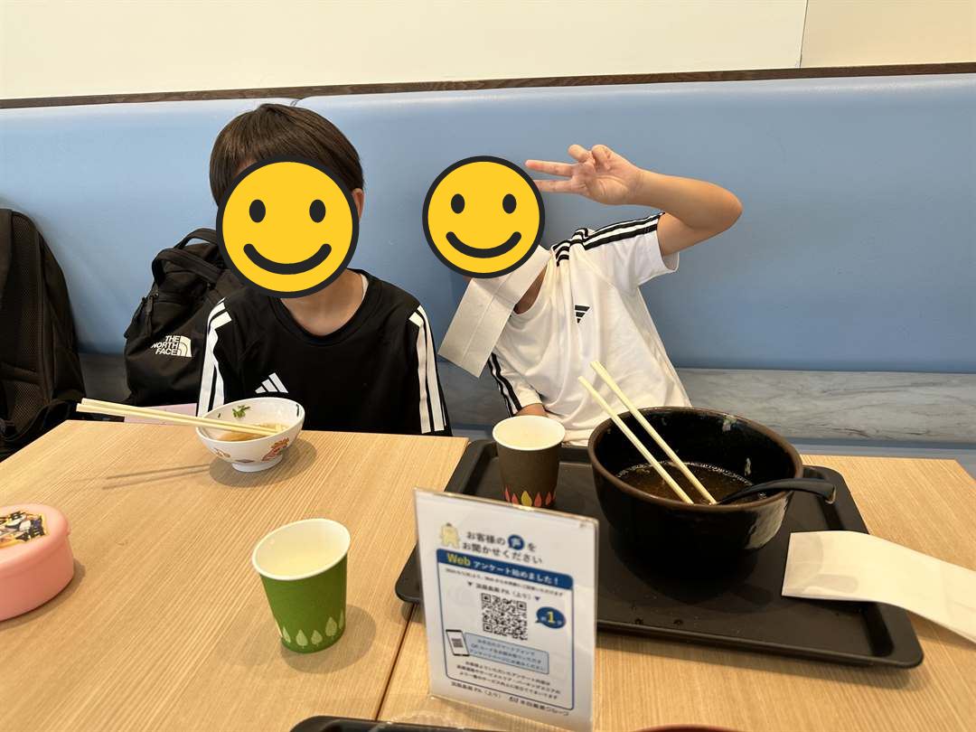 淡路島南PAのフードコートで、うどんを食べ終えた兄弟