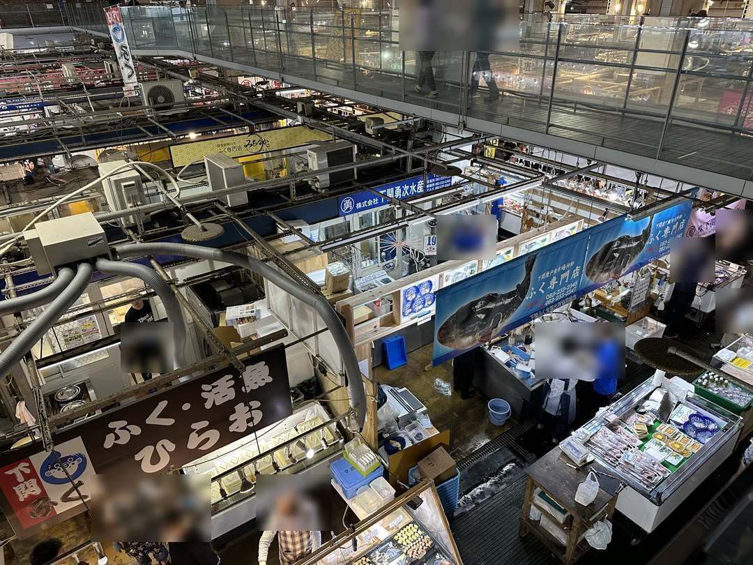 唐戸市場を2階から見下ろした様子。ふぐの看板と売り場