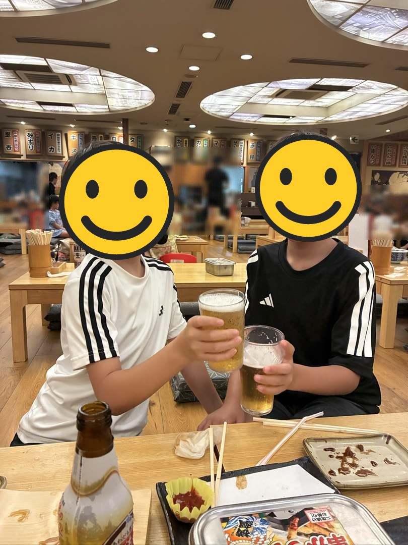 串かつ横綱の座敷で、こどもビールのジョッキで乾杯する兄弟