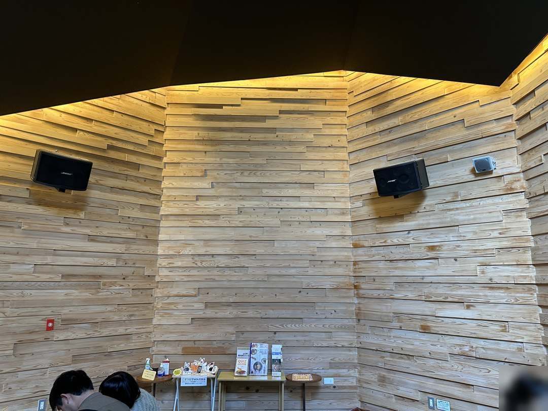 狐の足あとの屋内の足湯、言音の湯の木の壁とスピーカー