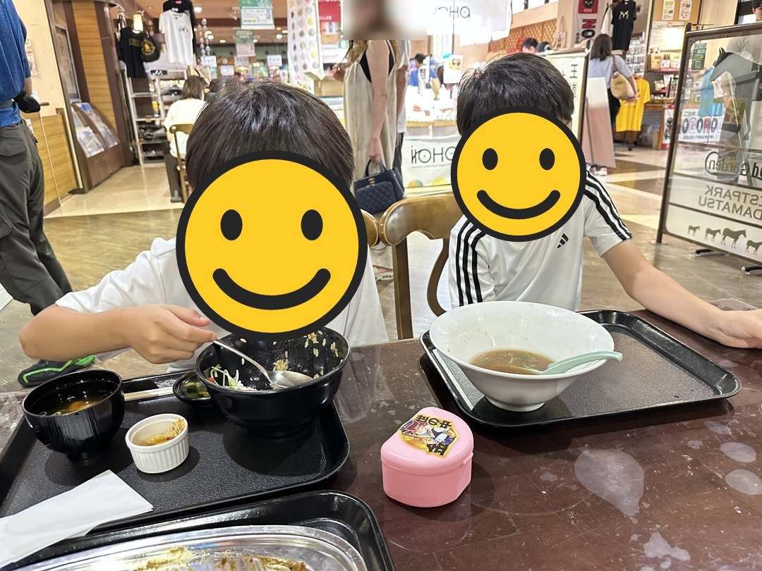 山陽道の下松SAのフードコートで昼ごはんを食べる兄弟