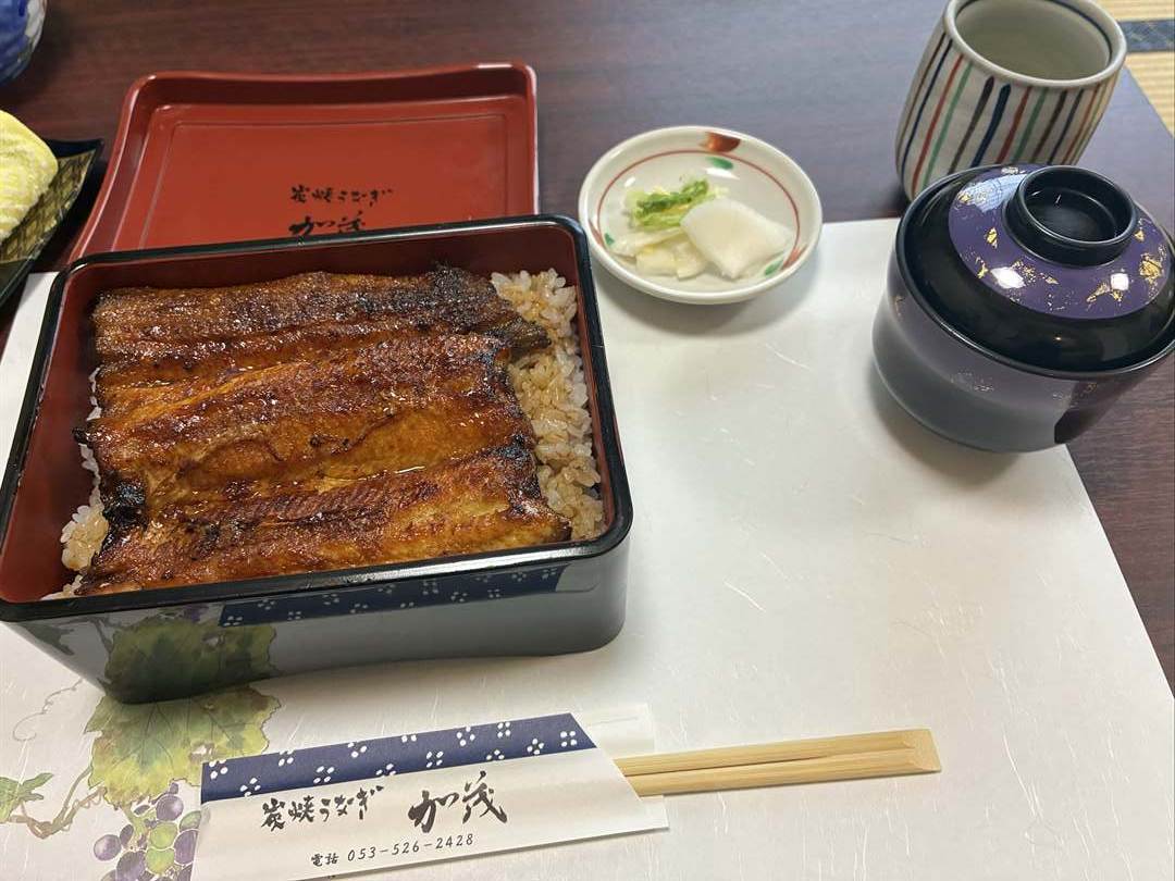 炭焼うなぎ加茂のうな重。お重いっぱいのうなぎと、お吸い物とお新香