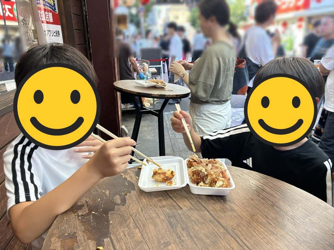 新世界の立ち食いテーブルで、たこ焼きを食べる兄弟
