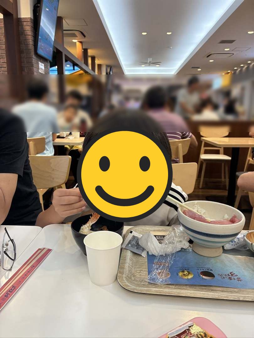 駿河湾沼津SAのフードコートで、丼をほおばるこども