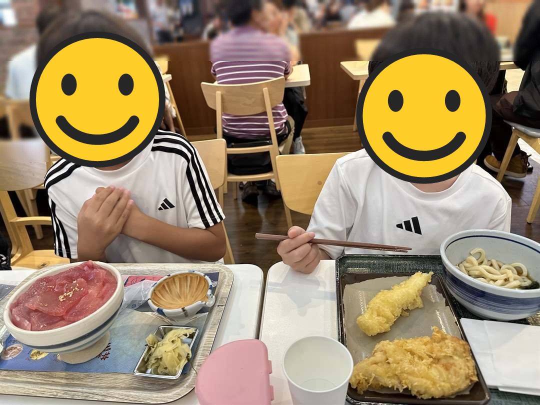 駿河湾沼津SAのフードコートで、マグロの丼とうどん・天ぷらを前にする兄弟