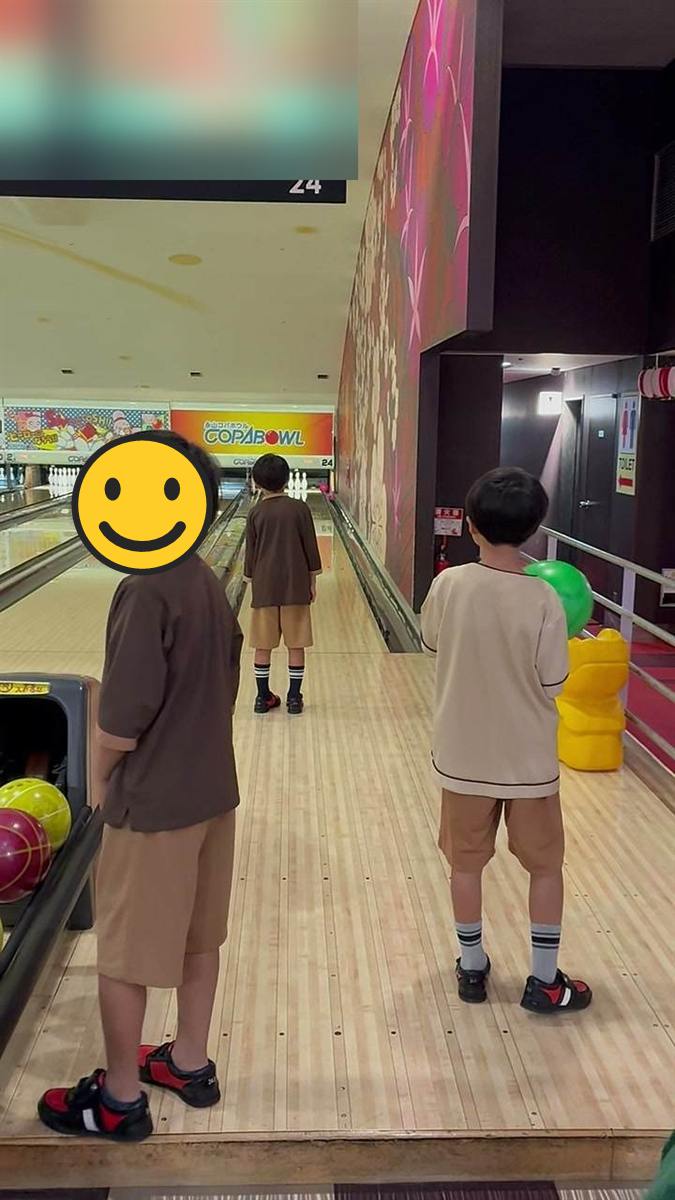 永山コパボウルで館内着のままレーンに立つ子どもたち