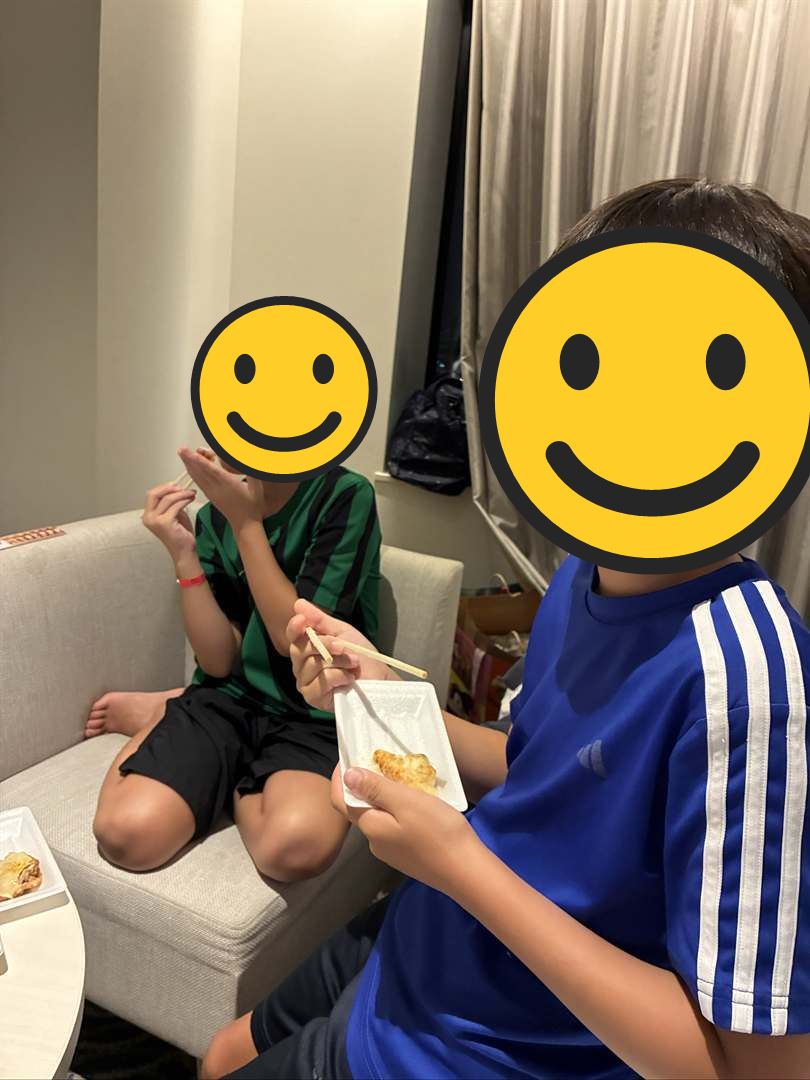 ホテルの部屋で、TAKOPAで買ったたこ焼きを食べる兄弟