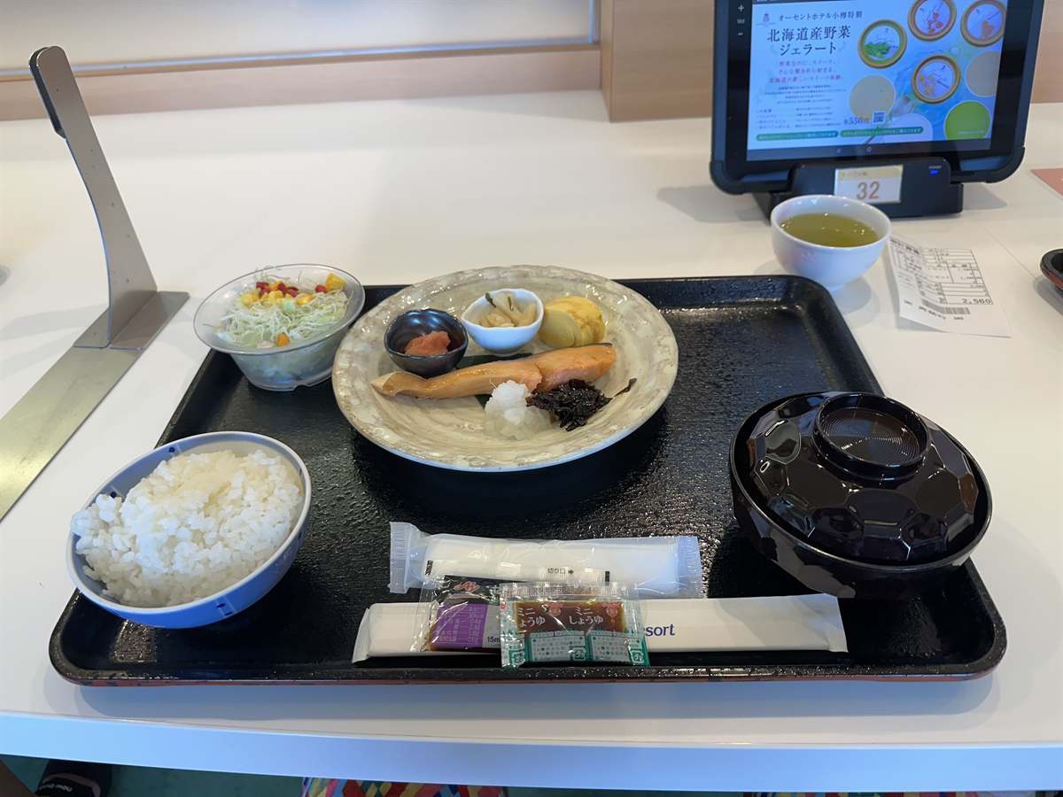 東京九州フェリーのレストランの和朝食。焼き鮭とごはんと味噌汁