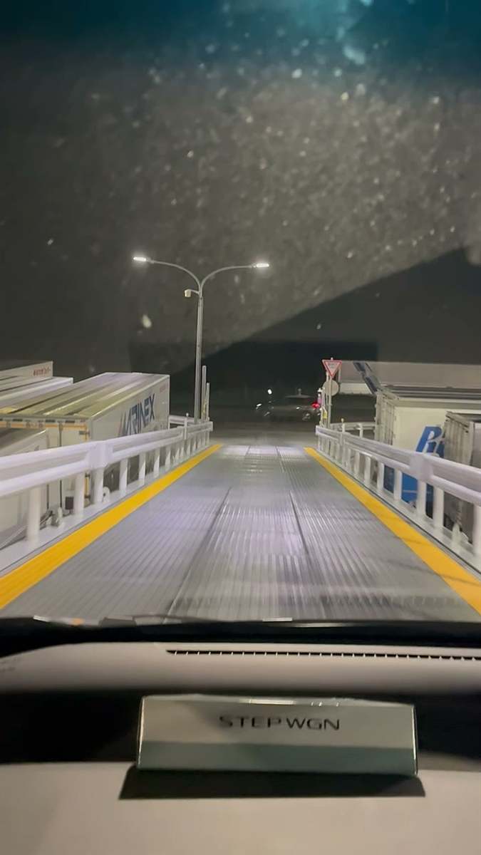 東京九州フェリーから車で下船するスロープ。夜の新門司港