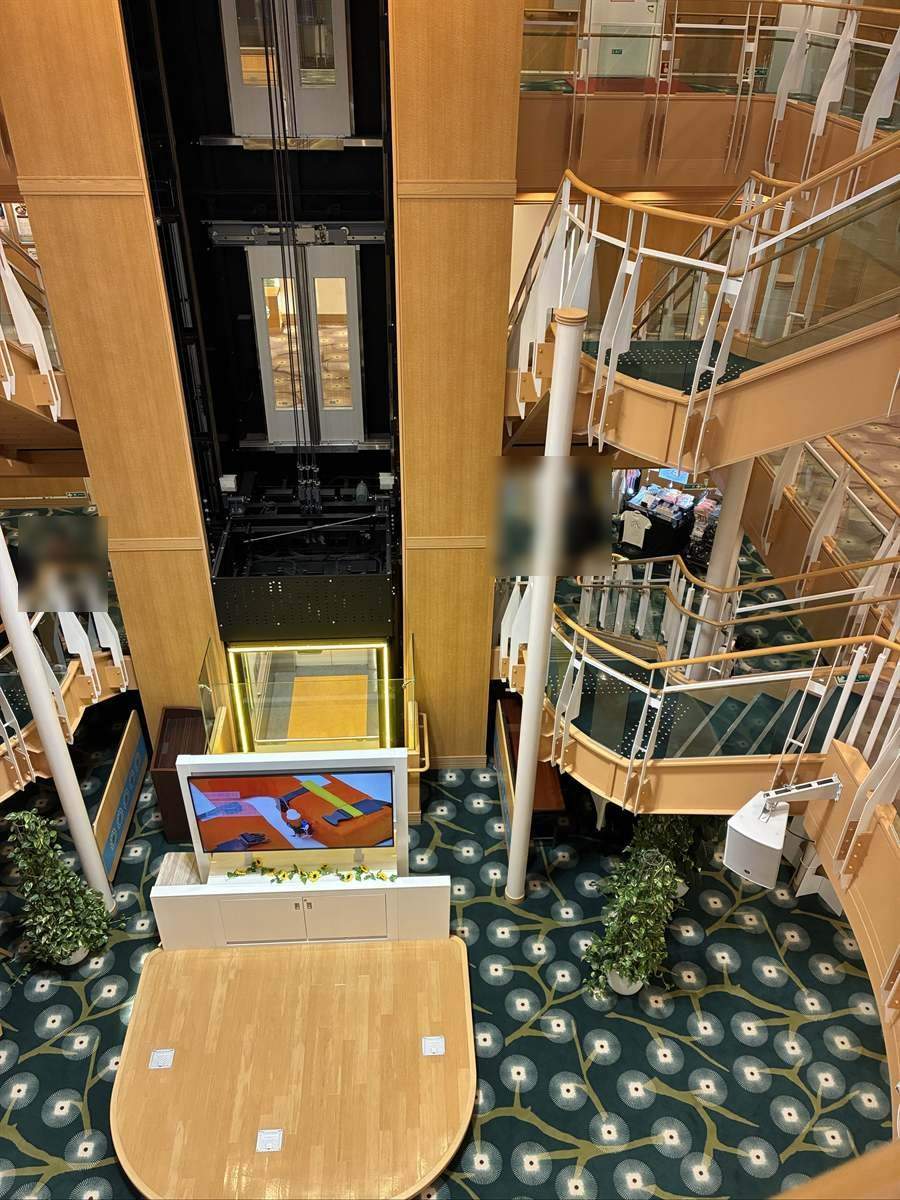 東京九州フェリーそれいゆの3層吹き抜けのエントランスと螺旋階段