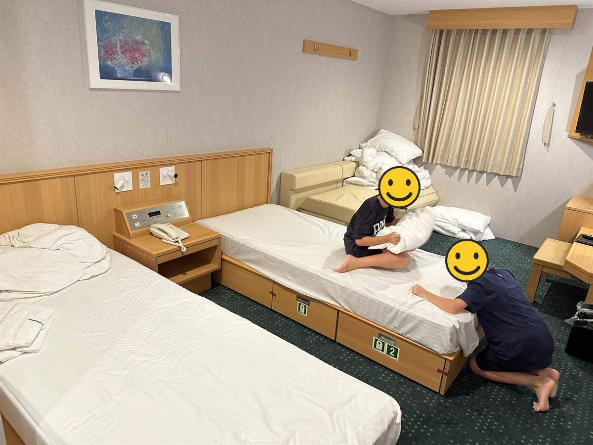 東京九州フェリーのステートの部屋。ベッド2台とソファベッドで遊ぶこどもたち
