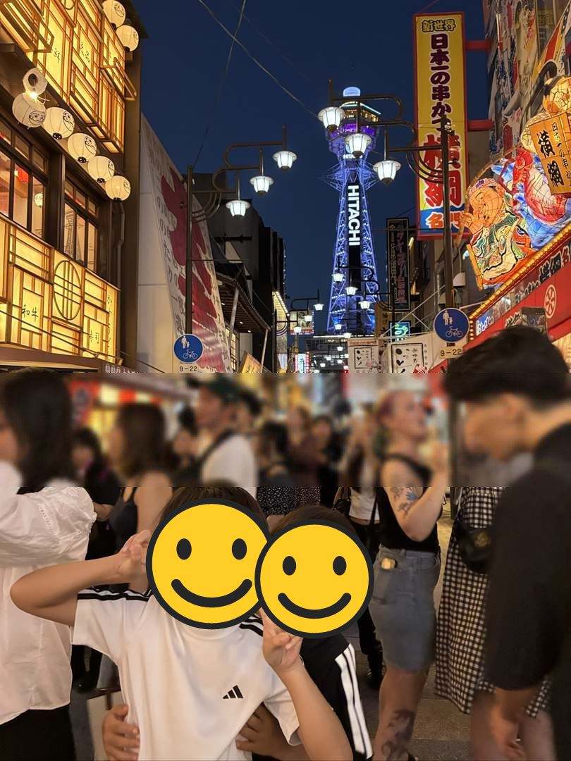 青くライトアップされた夜の通天閣と、人でいっぱいの新世界の通りでピースする兄弟