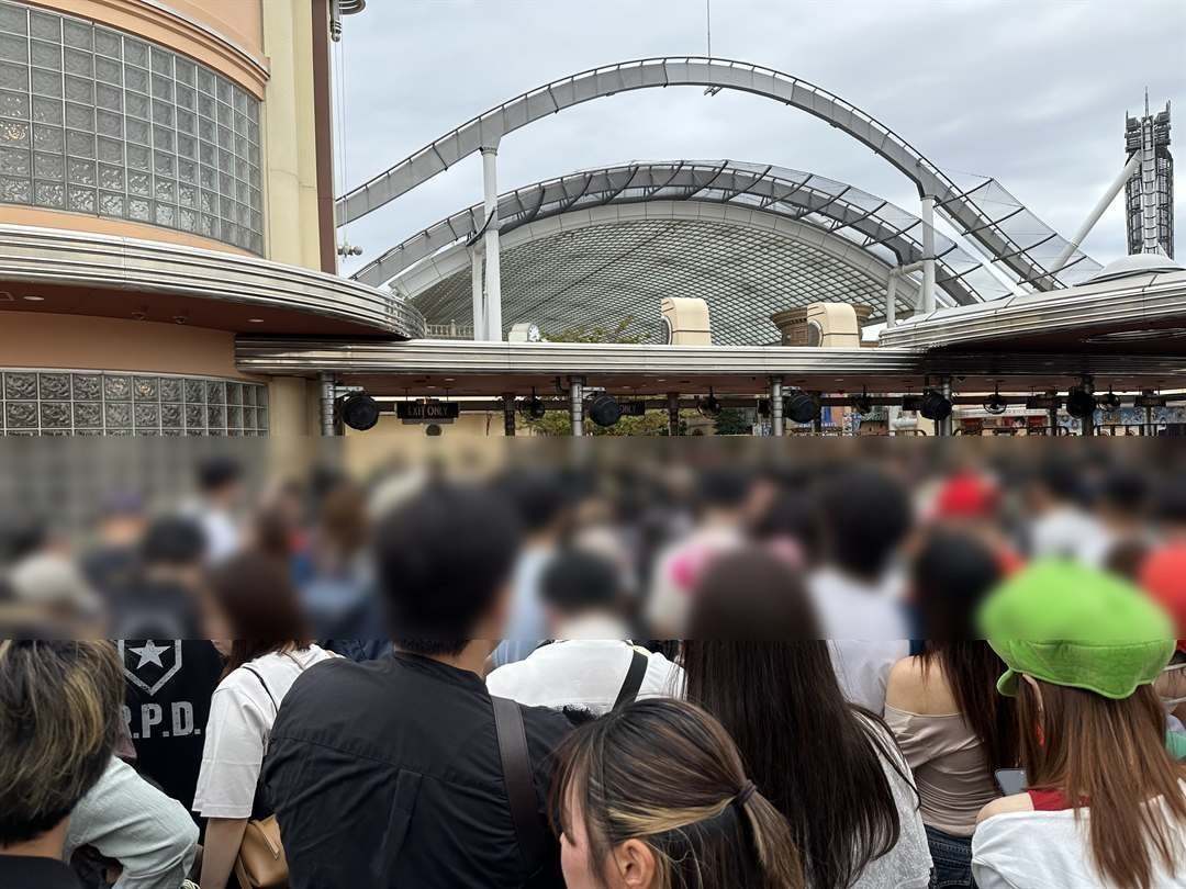 祝日の朝、USJの入場口の前に人がぎっしり並ぶ様子